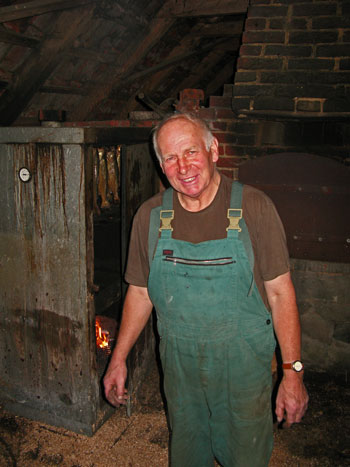 Bauer Spöring kümmert sich vor allem um die Kühe, die Schafe und das Federvieh Bauer Spöring kümmert sich vor allem um die Kühe, die Schafe und das Federvieh